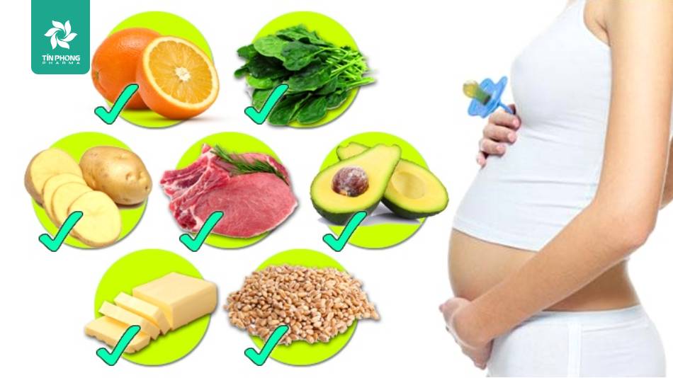 Chế độ dinh dưỡng cho bà bầu tháng thứ 3 nen tập trung vào các dưỡng chất giúp phát triển đại não và giảm ốm nghén
