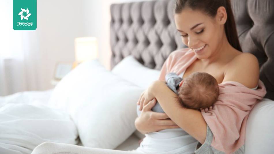 Cho trẻ bú mẹ trực tiếp mang lại lợi ích tối ưu cho sự phát triển của trẻ.