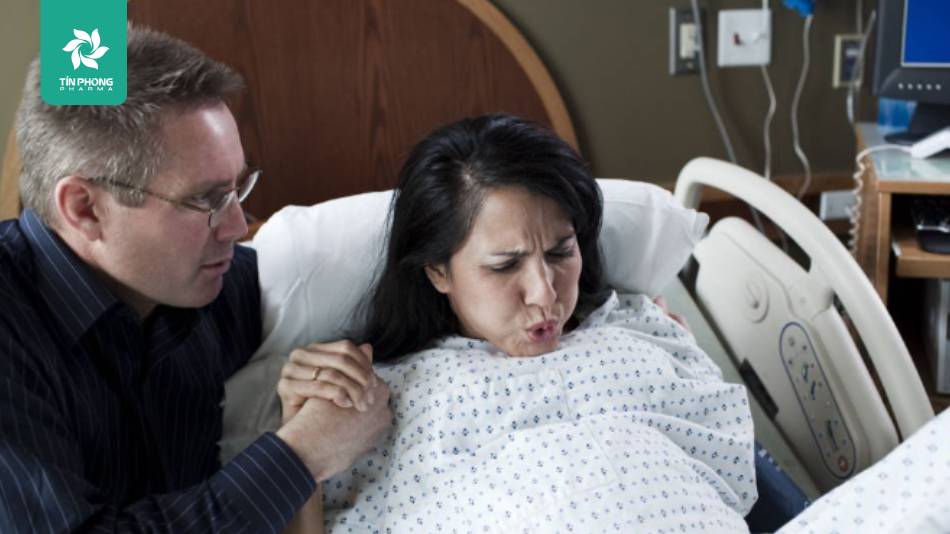 Ở giai đoạn sinh em bé bạn phải nghe theo chỉ định từ bác sĩ hoặc hộ sinh để đảm bảo việc rặn đẻ được thực hiện vào đúng thời điểm và đúng cách
