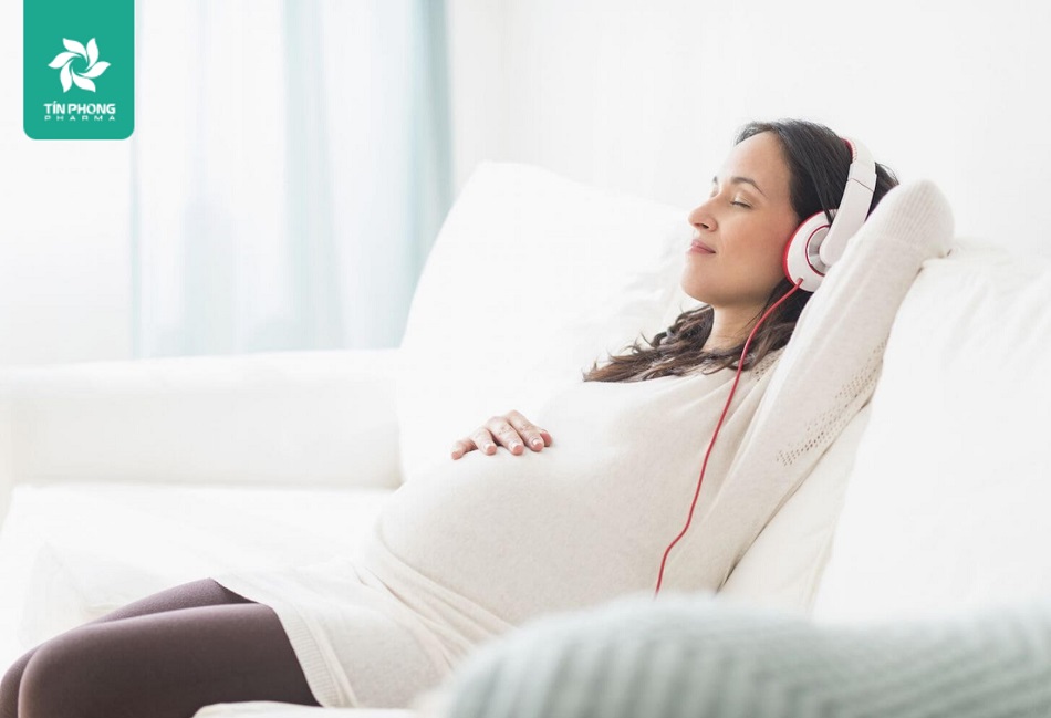 Nghe nhạc 2-3 lần/ ngày với thời lượng khoảng 20 phút/ lần sẽ giúp mẹ và bé thoải mái, thư giãn 