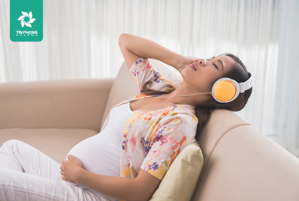 Mẹ và bé có thể nghe nhạc vào mỗi sáng hoặc tối trước khi đi ngủ