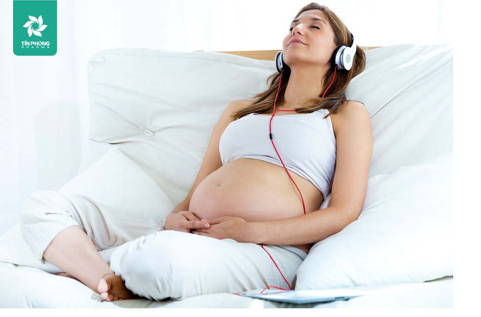 Mẹ bầu thường xuyên nghe nhạc giúp tinh thần thoải mái, dễ đi vào giấc ngủ ngon hơn