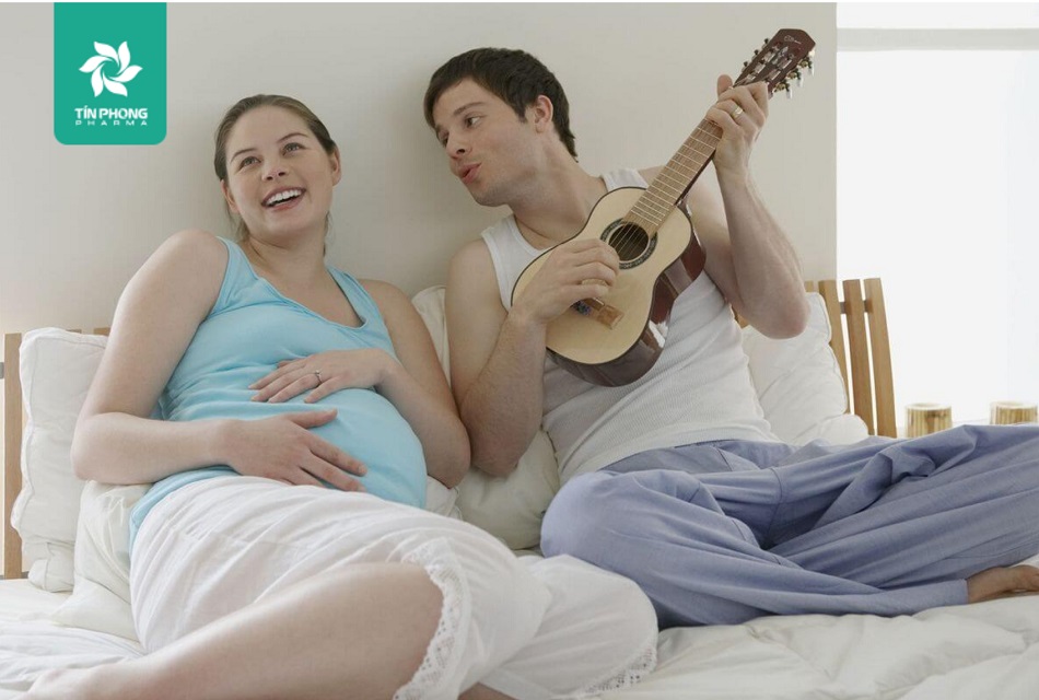 Cha mẹ có thể cho thai nhi nghe nhạc hoặc nói chuyện, hát ru
