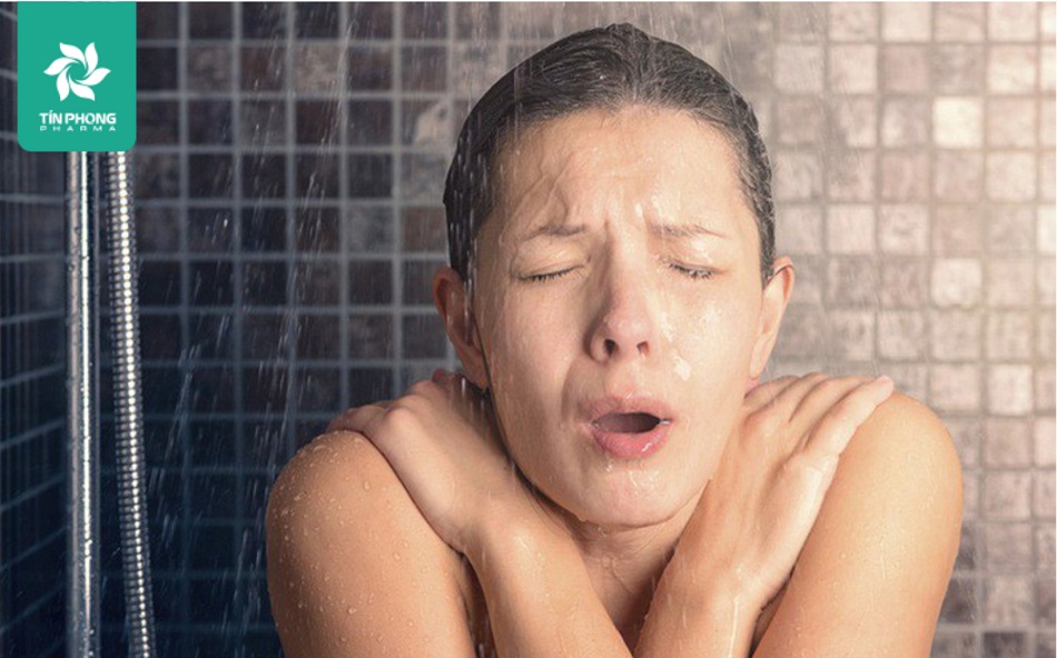 Tắm nước lạnh sớm sẽ ảnh hưởng tới sức khỏe của mẹ nên cần phải kiêng cữ đúng thời gian