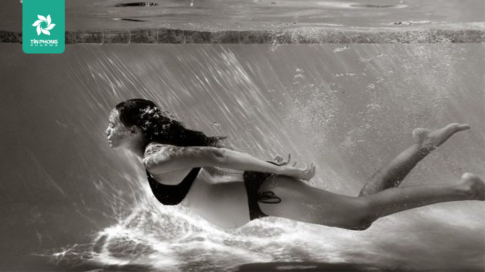 Bơi lội giúp mẹ cải thiện tình trạng đau lưng thai kỳ