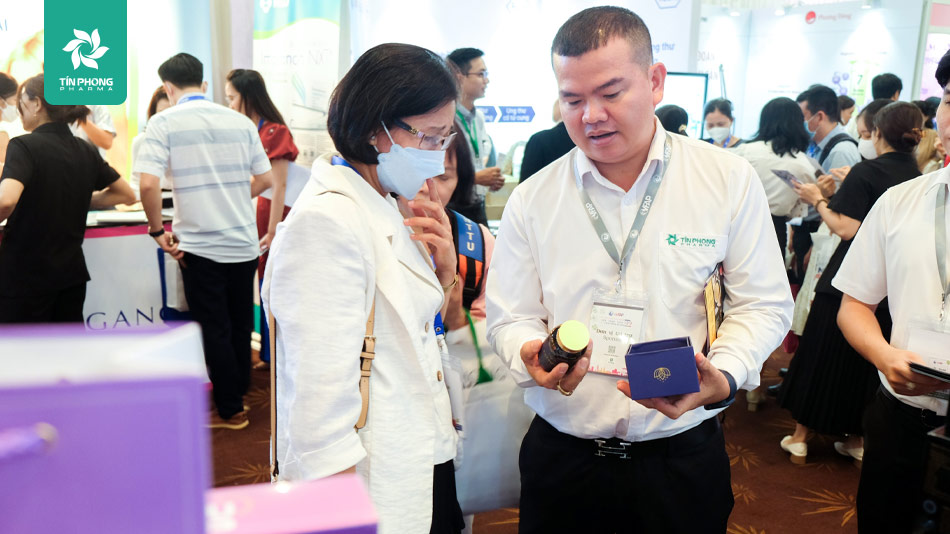 Gian hàng của Dược phẩm Tín Phong nhận được sự quan tâm của các chuyên gia