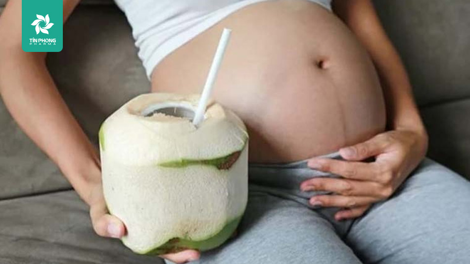 3 tháng giữa thai kỳ có nên uống nước dừa không?