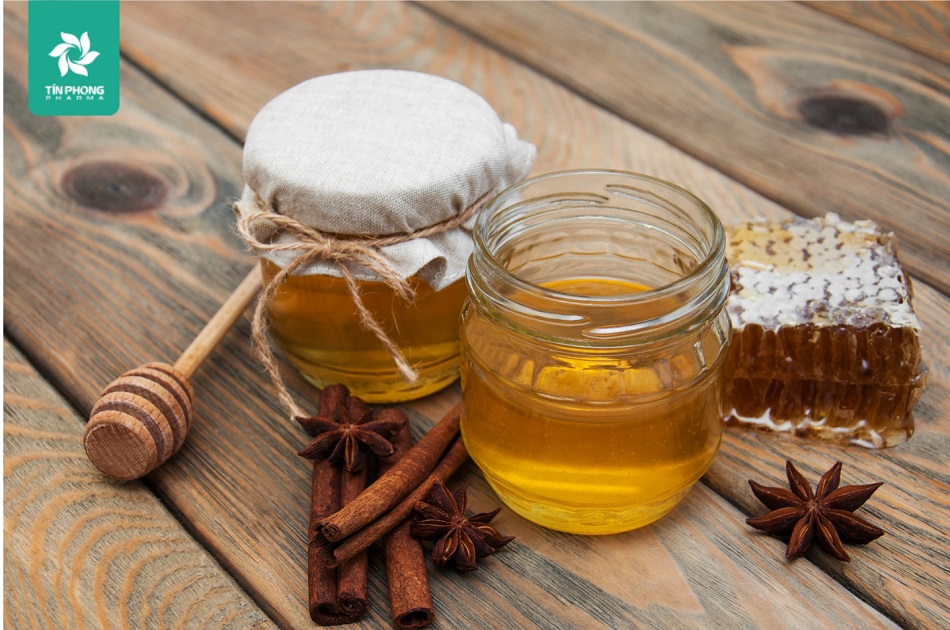 Bài thuốc trị ho từ mật ong, chanh và quế