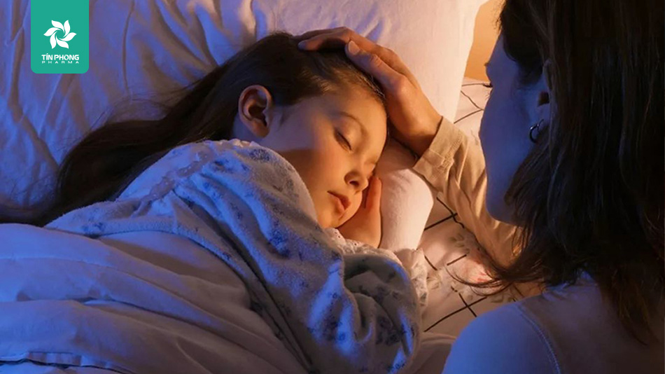 Luôn an ủi, vỗ về con khi ngủ để trẻ ngủ ngon hơn