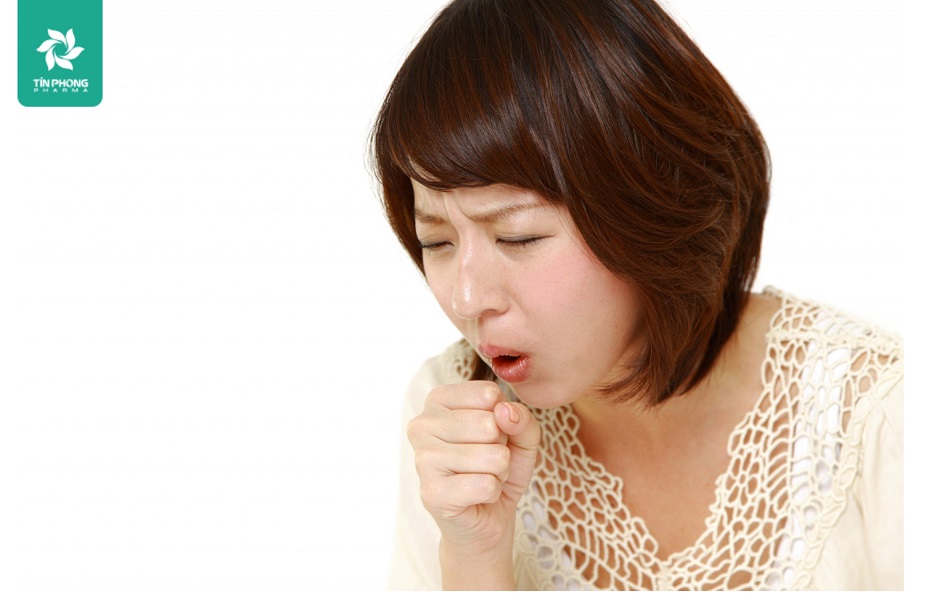 Triệu chứng điển hình của ho khan kéo dài từng cơn hoặc ho nhiều về đêm, đau tức ngực, đau rát họng