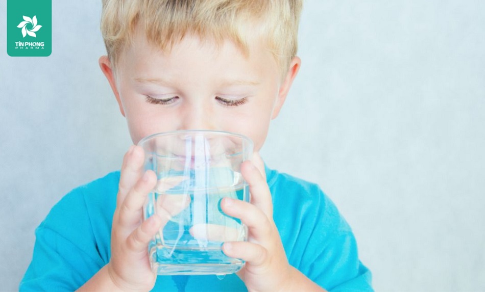 Uống đủ nước mỗi ngày giúp phòng ngừa hô hấp hiệu quả