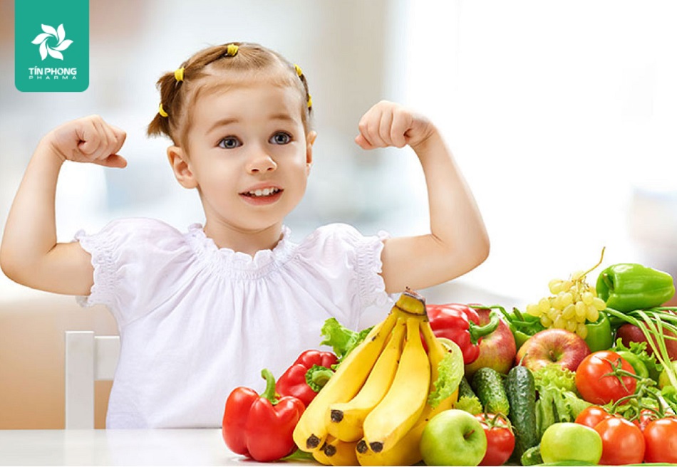 Cho bé ăn đầy đủ chất dinh dưỡng để tăng cường đề kháng