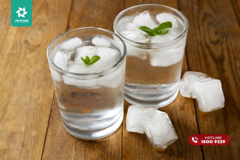 Uống nước lạnh thường xuyên có thể làm đau bụng kinh trở nên nghiêm trọng