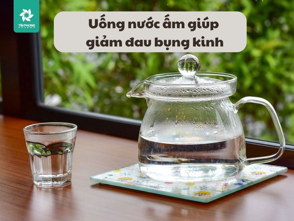 Uống nước ấm hàng ngày giúp giảm đau bụng kinh
