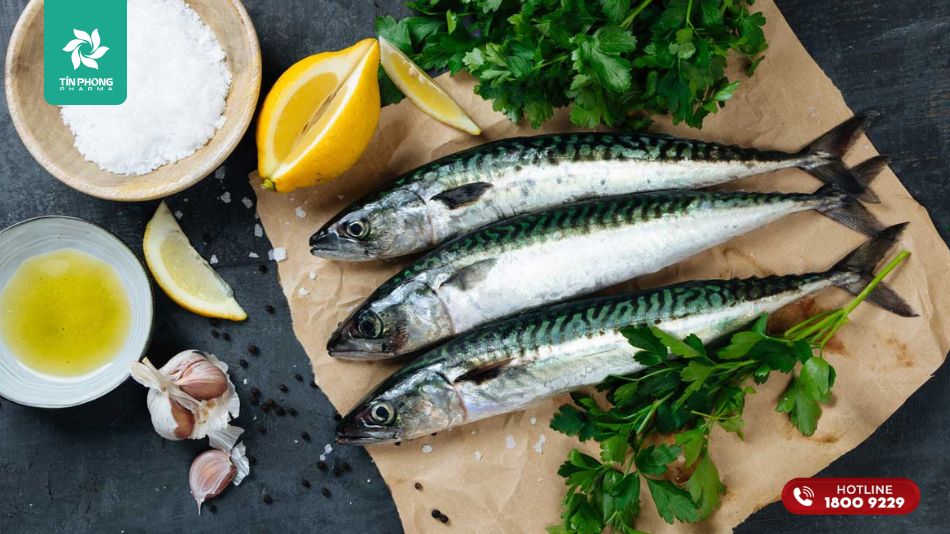 Nên bổ sung các loại cá giàu omega-3 vào chế độ ăn