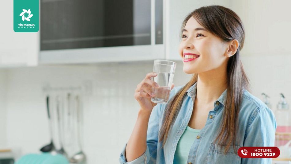 Uống đủ 2 lít nước mỗi ngày giúp giảm chậm kinh