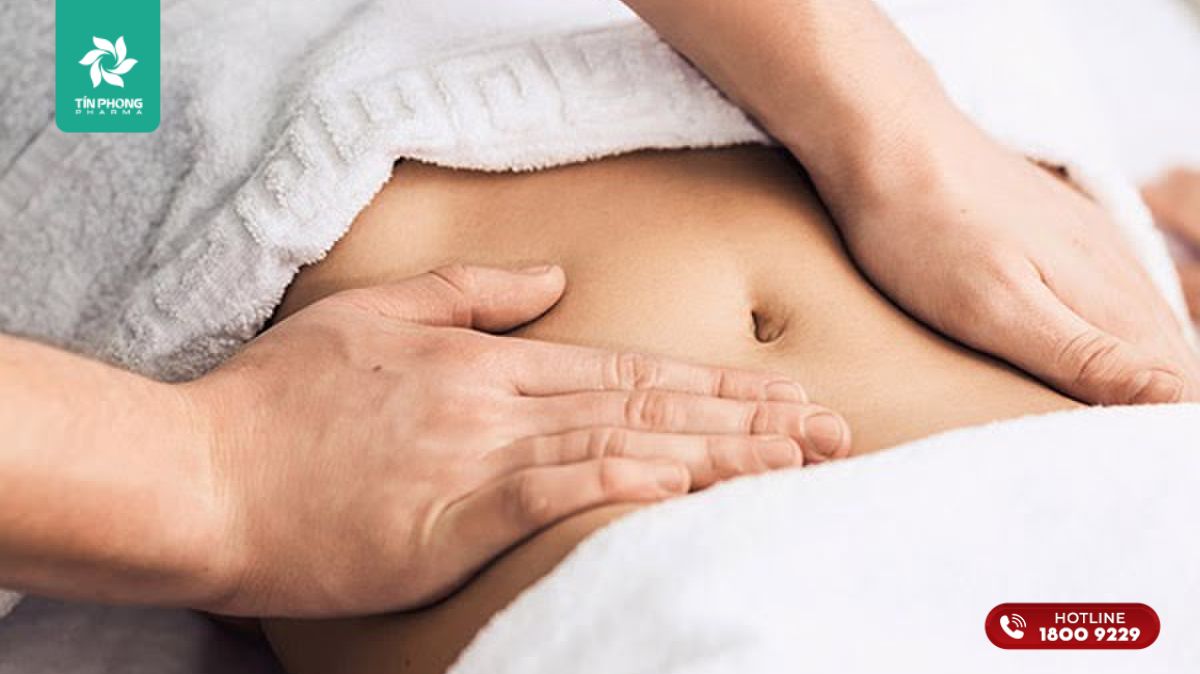 Massage nhẹ nhàng vùng bụng dưới giúp giảm đau bụng kinh khi tới tháng