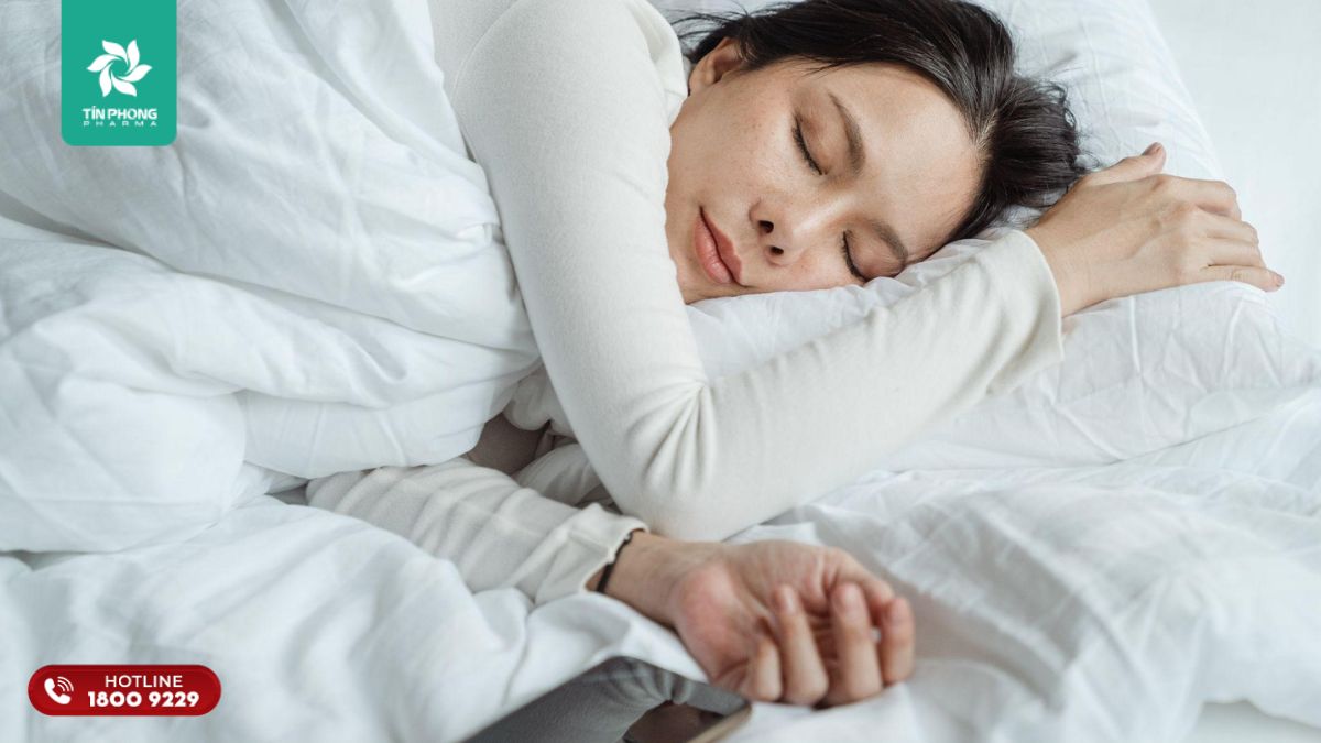 Ngủ đủ giấc, sinh hoạt điều độ để giảm thiểu hội chứng tiền kinh nguyệt