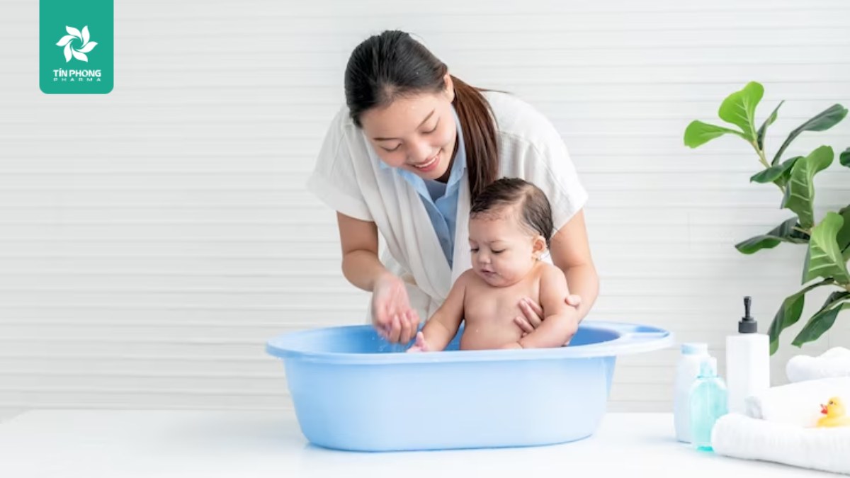 Trẻ bị viêm phế quản có được tắm không?