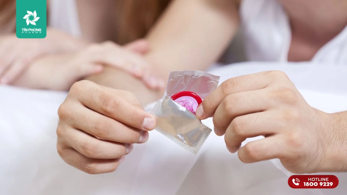 Sử dụng bao cao su để tránh nguy cơ mắc các bệnh lây truyền qua đường tình dục