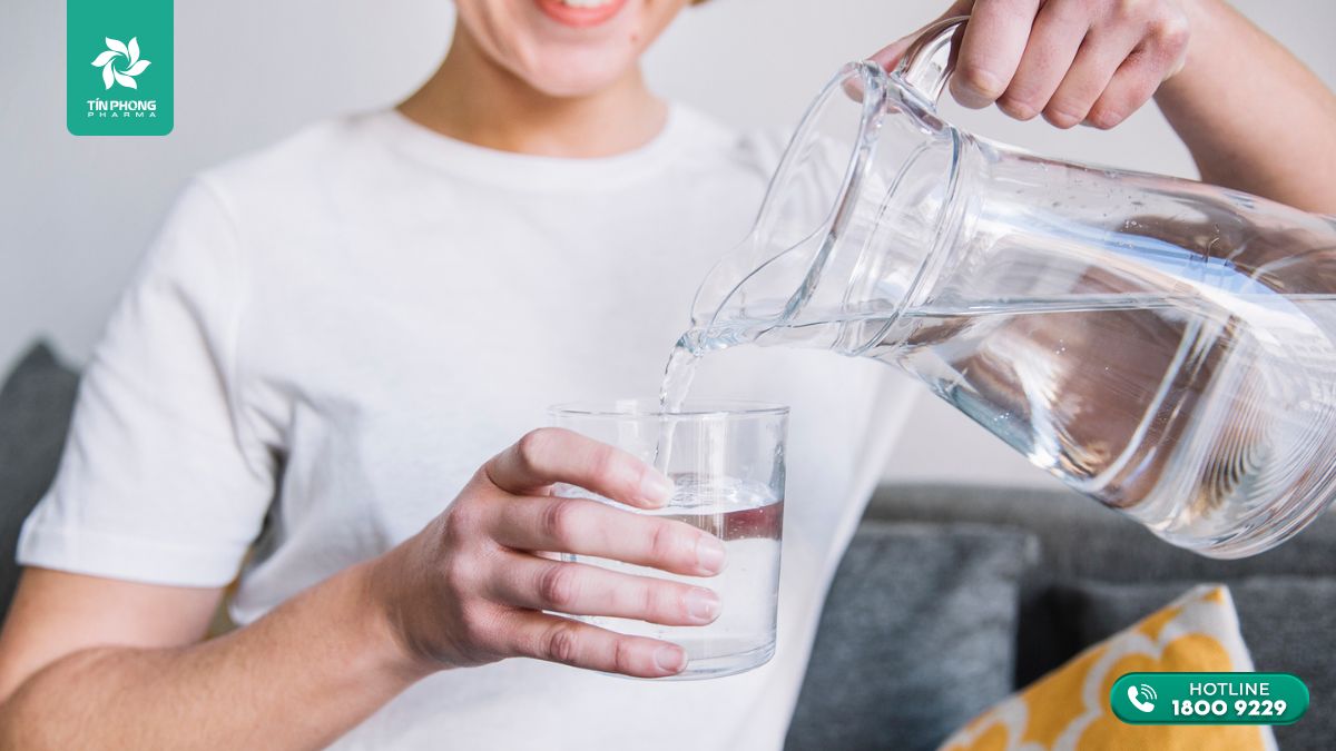 Uống đủ nước để ngăn ngừa mất nước do tiêu chảy