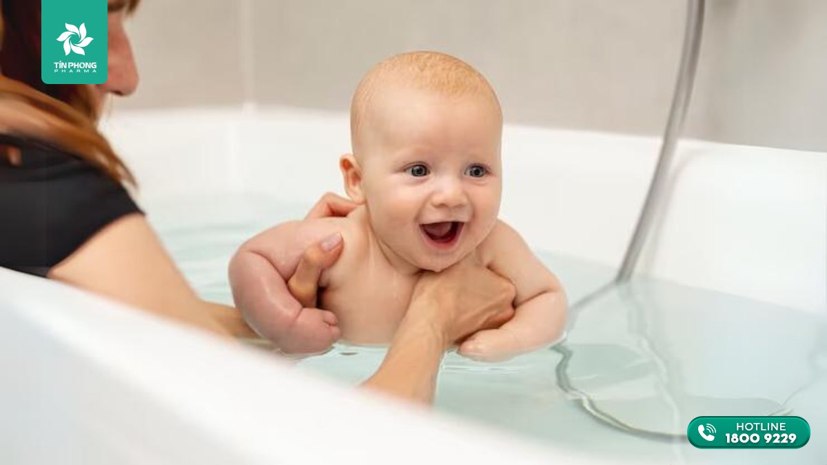 Trẻ bị cảm lạnh có nên tắm không? Lưu ý quan trọng không nên bỏ qua